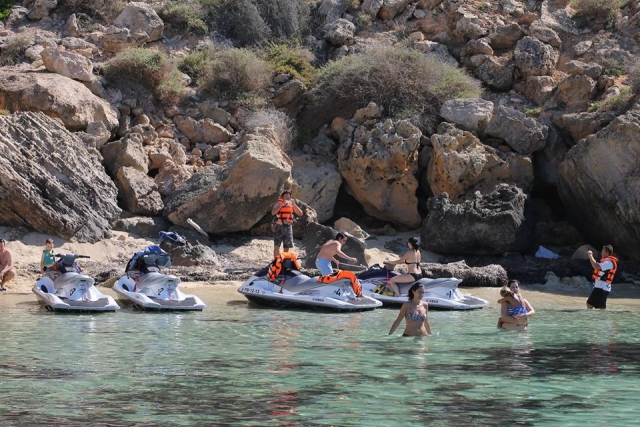 dandose un chapuzon en la cala